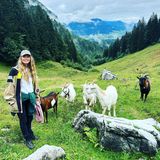 Doutzen Kroes genießt die Zeit mit ihrer Familie in den Bergen: " Wandern, Käse essen und tolle Momente mit Familie und Freunden teilen", mit diesen Worten schwärmt das Model von ihrem Aufenthalt in Österreich. Und auf dem Weg durch die Natur lernt Doutzen auch noch den ein oder anderen tierischen Freund kennen, herrlich. 