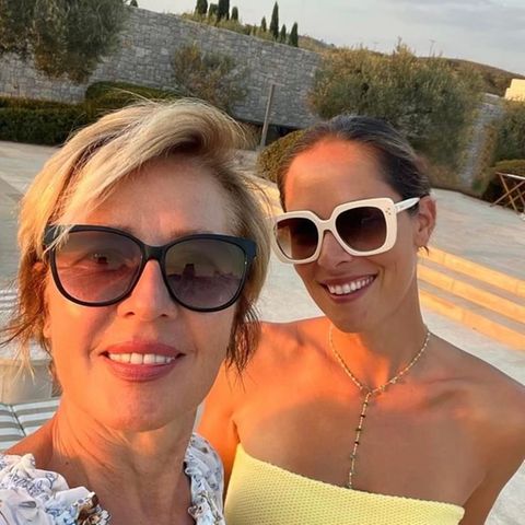 Ana Ivanović feiert ihre wunderbare Mama mit diesem schönen Selfie, welches Mutter und Tochter im Sonnenuntergang zeigt, und liebevollen Worten auf Instagram: "Du hast mir immer gezeigt, was es bedeutet, eine liebevolle Mutter, eine starke Frau und ein Vorbild für andere zu sein. Danke Mama für alles! Alles Gute zum Geburtstag, ich liebe dich". Für so viel Liebe fliegen Ana die virtuellen Herzen nur so zu. 