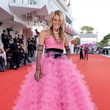 Bevor der Barbiecore-Trend endgültig vorbei ist, gibt Modejournalistin Anna Dello Russo im pinkfarbenen Tülldress noch einmal alles.