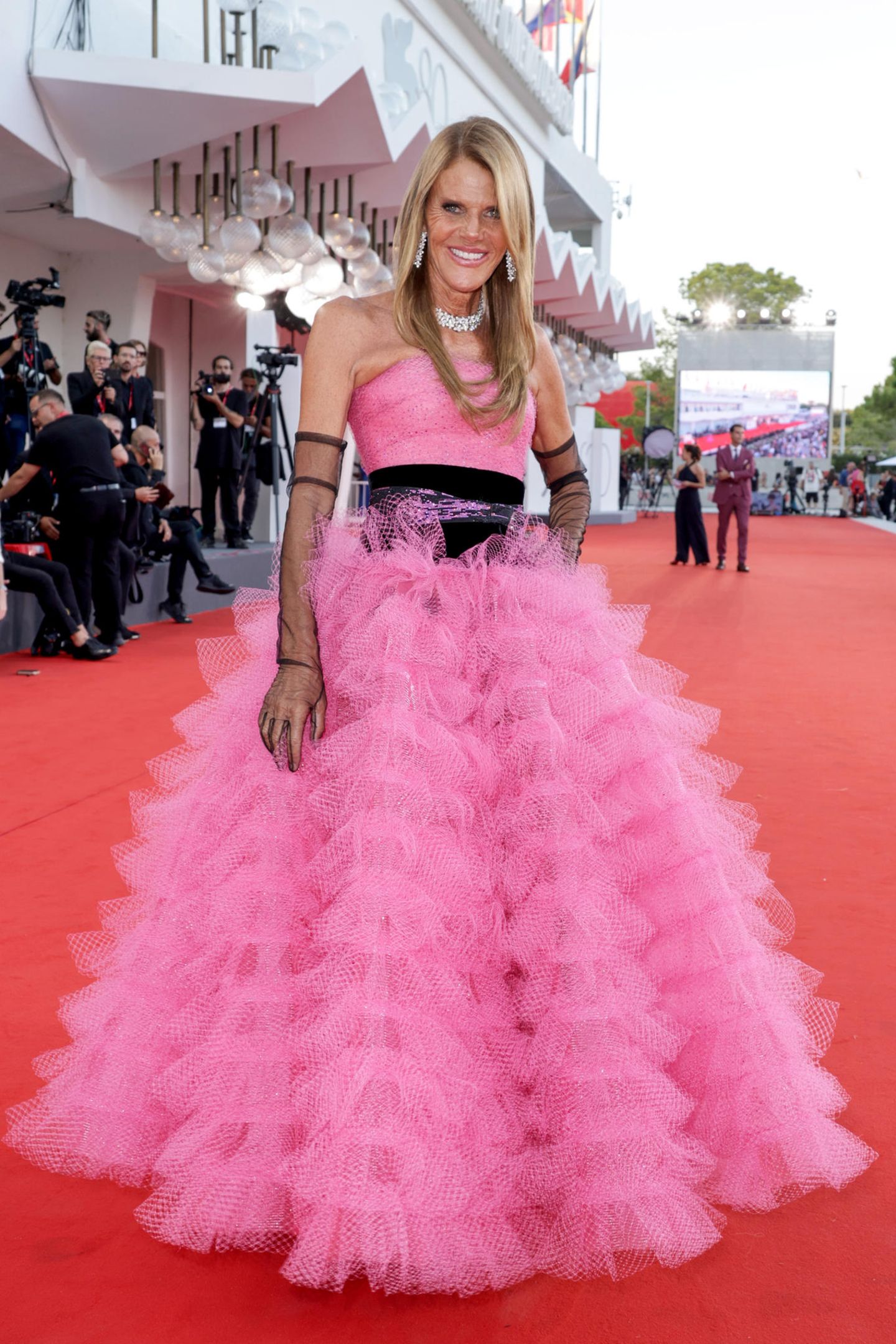 Bevor der Barbiecore-Trend endgültig vorbei ist, gibt Modejournalistin Anna Dello Russo im pinkfarbenen Tülldress noch einmal alles.