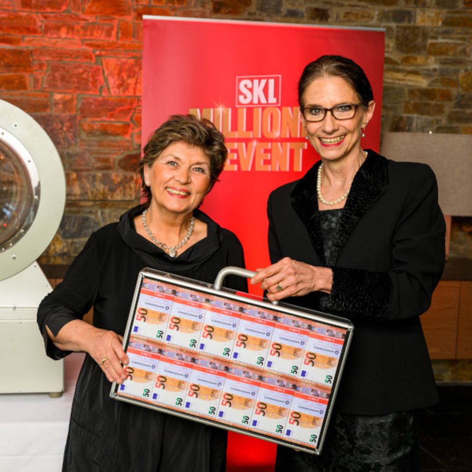 Eine glückliche SKL-Millionärin mit der GKL-Vorstandsvorsitzenden Dr. Bettina Rothärmel (r.)