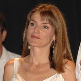 Ihre neue Pony-Frisur schafft einen lässigen Kontrast zum sehr zarten und feinen Look in Weiß, den Letizia zur Verleihung der Copa del Rey Sailing Trophy trägt. Ihr Make-up-Look bleibt dezent und natürlich. 