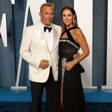 Rosenkrieg à la Hollywood. Völlig überraschend reichte Christine Baumgartner im Mai die Scheidung von Leinwandstar Kevin Costner ein – nach 18 gemeinsamen Jahren als Ehepaar. Angeblich schenkte der Schauspieler seiner Familie zu wenig Aufmerksamkeit und war ein Workaholic. Die beiden Ex-Partner stritten vor Gericht, was das Zeug hielt. Der 250 Millionen schwere Schauspieler sollte Christine mehr Unterhalt zahlen, und aus dem gemeinsamen Anwesen zog die Dreifachmutter erst aus, als die Finanzen geklärt waren. 