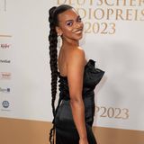 Hi Rapunzel: Moderatorin Aminata Belli setzt ebenfalls auf den Märchenlook und begeistert mit einem XXL-Zopf beim Deutschen Radiopreis. Dazu kombiniert die 31-Jährige eine rosa Tasche von Ottolinger und ein schwarzes schulterfreies Kleid. 