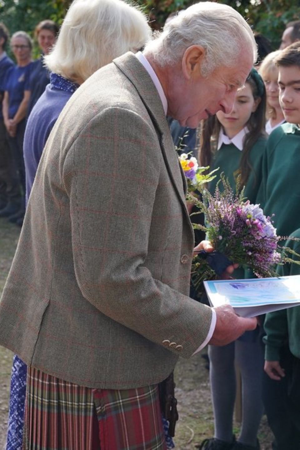 König Charles und Königin Camilla im schottischen Dorf Crathie.