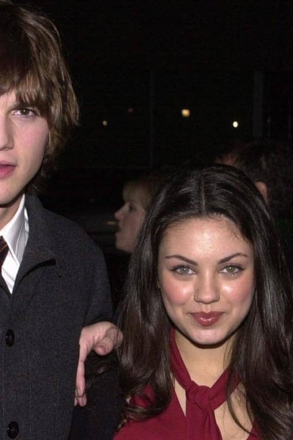 Ashton Kutcher (l.) und Mila Kunis mit Danny Masterson im Jahr 2000.