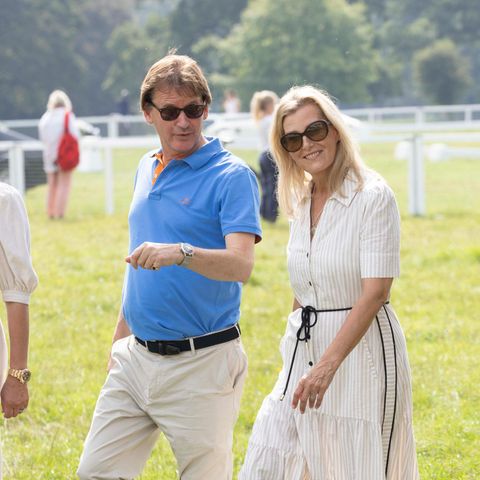Bei ihrem Besuch eines Reitturniers in den Cotswolds verbreitet Herzogin Sophie pures Sommer-Feeling! Sie trägt ein zart gestreiftes Hemdkleid mit dünnem schwarzen Gürtel, dazu kombiniert sie Espadrilles mit Keilabsatz. Ein ebenso elegantes wie luftiges Outfit, in dem sie den hohen Temperaturen gut trotzen dürfte.