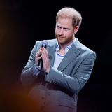 Harrys Eröffnungsrede beinhaltet auch tiefempfunden Dank für alle Mithelfenden. 