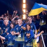 21 Nationen treten in diesem Jahr bei den Invictus Games gegeneinander an. Aber erstmal wird bei der Vorstellung der Teams in der Merkur Spiel-Arena ordentlich gefeiert. Hier die Sportlerinnen und Sportler aus der Ukraine.