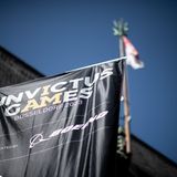 Es kann losgehen! Die „Invictus Games Düsseldorf 2023“-Fahne am Rathaus weht schon.