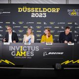 Natürlich hat Prinz Harry jede Menge Helfer für seine Invictus Games in Düsseldorf: Dominic Reid, Siemtje Möller, Katharina Pachmayr, Dr. Stephan Keller und Michael Brill zeigen sich bei der Pressekonferenz ganz konzentriert.