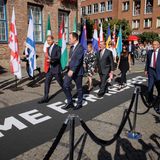 Vor dem Rathaus wird Harry von Oberbürgermeister Dr. Stephan Keller in Empfang genommen, zusammen mit Bundesverteidigungsminister Boris Pistorius und einer kleinen Delegation geht's dann ins Rathaus.