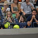 Emily Blunt und John Krasinski haben ihre Töchter auf die VIP-Tribüne mitgebracht, das Spiel von Novak Djokovic gegen Ben Shelton scheint sie zumindest in dem Moment der Fotoaufnahme nicht sonderlich mitzureißen.