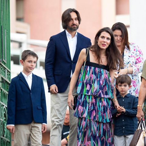 Nicht nur die Fürstenfamilie mit Charlène, Albert mit den Kindern haben beim traditionellen Picknick "U Cavagnëtu" den Samstag im Princess-Antoinette-Park in Monaco genossen, auch Charlotte Casiraghi war mit ihren Liebsten dabei. Die Monegassin trägt dabei einen sommerlich verspielten Volant-Look aus der Resort-Kollektion 2020 von Chanel. Farblich passt der Rest der Familie mit Ehemann Dimitri Rassam und Raphael Elmaleh im Partnerlook mit dunkelblauem Jacket und beigefarbener Hose und der kleine Balthazar mit blauem Hemd perfekt zu Mamas Luxusoutfit.