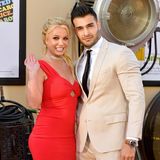 Am 16. August wurde bekannt, dass Britney Spears' Ehemann Sam Asghari nach nur 14 Monaten Ehe die Scheidung eingereicht hat. Die Musikerin und der Fitnesstrainer begannen ihre Beziehung im Jahr 2016, nachdem sie sich am Set des Musikvideos "Slumber Party" kennengelernt hatten. Im September 2021 machte er ihr einen Heiratsantrag, am 9. Juni 2022 fand ihre Märchenhochzeit auf dem Gelände von Spears' Villa im kalifornischen Thousand Oaks statt.   Es ist bereits die dritte Ehe für die Sängerin: 2004 war sie 55 Stunden lang mit ihrem Jugendfreund Jason Alexander verheiratet und von 2004 bis 2007 mit Kevin Federline, dem Vater ihrer zwei Söhne Sean Preston und Jayden James. 
