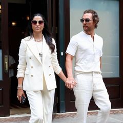 Das Kotrast-Programm bieten Matthew McConaughey und Camila Alves. Ganz in Weiß zeigen sie sich in New York. Camila brilliert mit zweireihigem Blazer in zeitloser Eleganz, Matthew sieht lässiger in Leinenhose aus. 