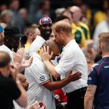 Invictus Games 2023: Prinz Harry küsst US-Sportler auf den Kopf