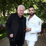 Dieses Liebesaus kam unerwartet: Nach 35 gemeinsamen Jahren Beziehung und acht Jahren als verheiratetes Liebespaar reichte Modemacher Harald Glööckler die Scheidung von Dieter Schroth ein. Dass ihre Ehe nicht befreit von Krisen war, zeigte sich allerdings bereits im Jahr 2022. Mit dem Einzug Glööcklers in das RTL-Dschungelcamp kamen die tiefen Beziehungsprobleme ans Tageslicht. Vor allem mit der Negativität seines Noch-Ehemannes sei der Designer nicht mehr klargekommen. Kurz nach der Ausstrahlung zog Glööckler nach Berlin, nach eigenen Aussagen jedoch lediglich aus beruflichen Gründen, in die Zweitwohnung. Dass sich die beiden nicht nur räumlich, sondern auch emotional voneinander getrennt haben, bestätigte das Management im Februar. 