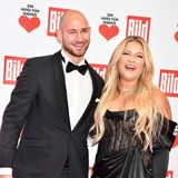 Im Juni hat Sophia Thiel bestätigt, was viele Fans längst vermutet haben: Sie ist wieder Single. In ihrem Podcast "Vier Brüste für ein Halleluja" bestätigte sie die Gerüchte, die in den letzen Wochen bereits aufgekommen waren. Follower:innen hatten mehrfach schon nach Raphael Birchner gefragt, hatten seine Abwesenheit auf den Social Media Kanälen angemerkt. "Rapha und ich haben uns getrennt", so die Fitness-Influencerin nach dreieinhalb Jahren Beziehung mit dem Manager. 