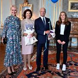 Früher am selben Tag empfingen Königin Silvia und König Carl Gustaf nicht nur weitere Gäste, sondern auch noch mehr Geschenke! Jennifer McShane (l.) und Ava Thunberg von der Stiftung My Special Day überreichen dem Jubilar nicht nur einen niedlichenTeddy, sondern auch bunte Luftballons.