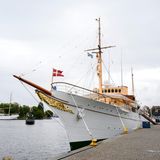 Die "Danneborg", das Schiff der dänischen Königsfamilie, liegt bereits am Skeppsbron-Kai in Stockholm.