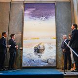 Die Mitglieder des Reichstags überreichen König Carl Gustaf ein Geschenk in Form eines beeindruckenden Wandteppichs. Das Werk ist acht Quadratmeter groß und einem Gemälde des schwedischen Malers Lars Lerin nachempfunden. Dem Monarchen scheint dieses Präsent besonders gut zu gefallen, ...