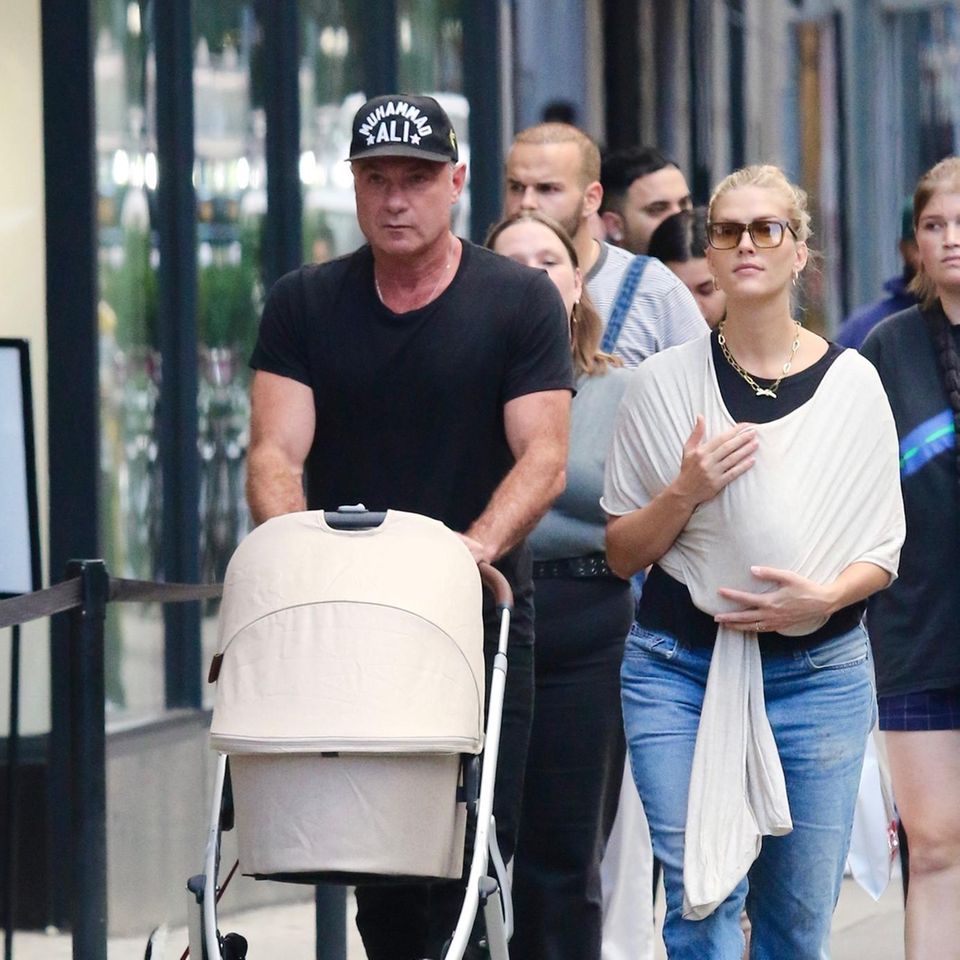 Kinderwagen der Stars: Liev Schreiber, Taylor Neisen und Baby