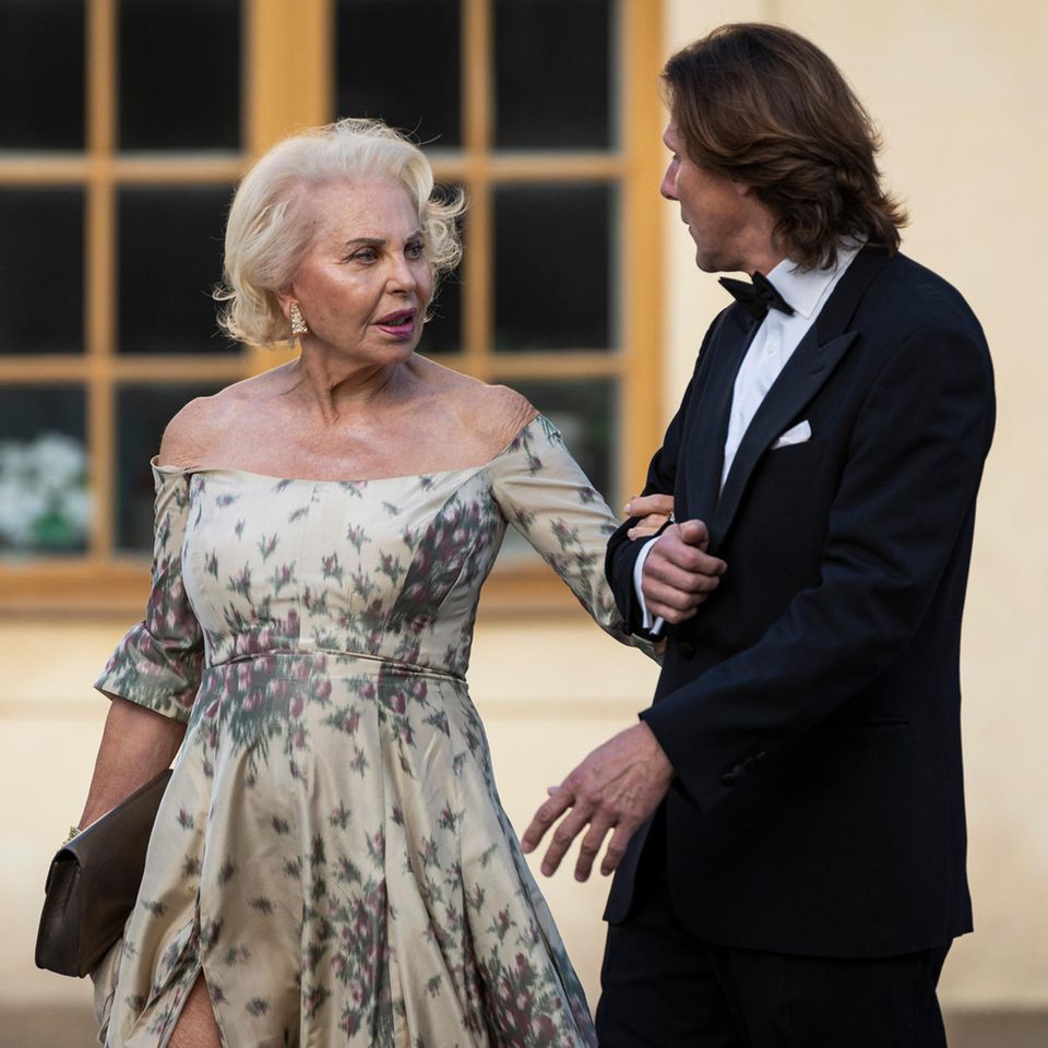 Chris O'Neills Mutter Eva wird von Königin Silvias Neffen Patrick Sommerlath begleitet.