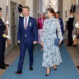 Es folgen weitere royale Gäste wie der dänische Kronprinz Frederik mit seiner Frau Prinzessin Mary.