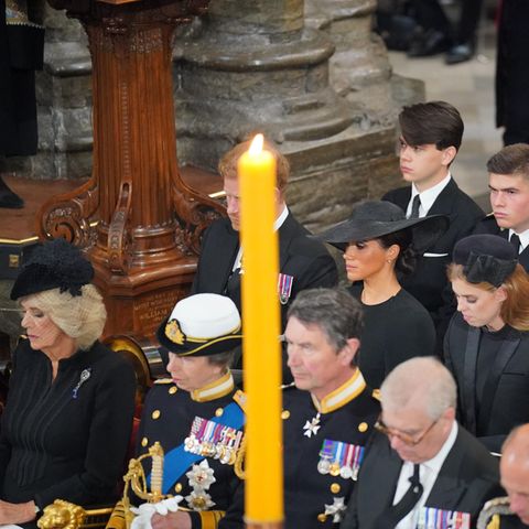 Prinz Harry und Herzogin Meghan sowie Mitglieder der Royal Family bei der Beerdigung von Queen Elizabeth
