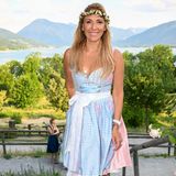 Bereits seit längerer Zeit präsentiert sich Simone Ballack schon als Blondine und sieht damit fantastisch aus. Nun scheint ihr zum Herbst allerdings wieder nach dunkleren Tönen zu sein...