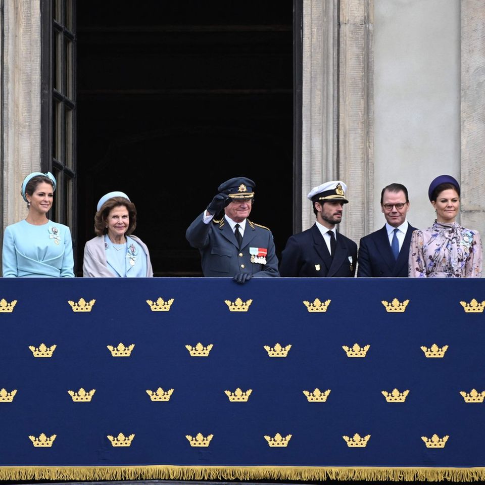 König Carl Gustaf (m.) mit Prinzessin Madeleine, Königin Silvia, Prinz Carl Philip, Prinz Daniel und Kronprinzessin Victoria.