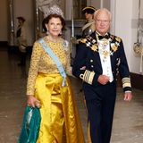Zu seinen Ehren finden die Feierlichkeiten statt. Das schwedische Königspaar betritt Arm in Arm den Rikssalen im Stockholmer Palast. Königin Silvia setzt dabei auf eine mit Glitzersteinen besetzte Robe in kräftigem Kanariengelb.