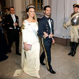 Prinzessin Sofia und Prinz Carl Philip wohnen dem Jubiläumsbankett natürlich auch bei. Die Prinzessin setzt auf eine Off-Shoulder-Robe in einem zarten Hellgelb. Blumenapplikationen auf der Schulter verleihen zusätzlich Glamour.