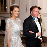 Prinzessin Madeleine und ihr Mann Chris O'Neill sind ebenfalls mit von der Partie. Während die Tochter des Königspaars mit ihrem funkelnden Dress um die Wette strahlt, hat ihr Ehemann offenbar so seine Schwierigkeiten, dem Event etwas abzugewinnen.