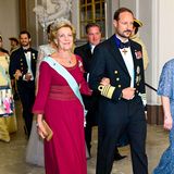 Am Abend finden sich dann alle zum Jubiläumsbankett im Königlichen Schloss zu Ehren König Carl Gustafs ein. Prinz Haakon erscheint am Arm von Königin Anne-Marie von Griechenland. Seine Frau Prinzessin Mette-Marit hatte auf Anraten ihres Arztes kurzfristig absagen müssen.
