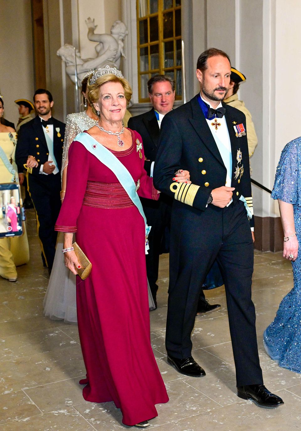Am Abend finden sich dann alle zum Jubiläumsbankett im Königlichen Schloss zu Ehren König Carl Gustafs ein. Prinz Haakon erscheint am Arm von Königin Anne-Marie von Griechenland. Seine Frau Prinzessin Mette-Marit hatte auf Anraten ihres Arztes kurzfristig absagen müssen.