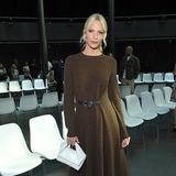 Poppy Delevingne zeigt sich schon in voller Herbst-Montur. Gedecktes Moosgrün trifft auf schweren Strick. Ein eingearbeiteter Gürtel formt ihre Taille charmant, cognacfarbene Stiefel ergänzen den Look perfekt. 