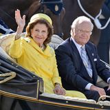 Die fröhlich winkende Königin Silvia strahlt in ihrem gelben Festtagslook genauso schön wie die Spätsommersonne über Stockholm an diesem Samstag.