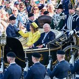16. September 2023 Am Tag nach dem feierlichen Staatsbankett geht es weiter mit dem Jubiläumsprogramm: König Carl Gustaf und Königin Silvia grüßen bei einer nachmittäglichen Kutschfahrt durch ihre Stadt die vielen Stockholmer, die entlang der Strecke ihren Monarchen begrüßen wollen.