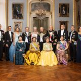 Eines von drei offiziellen Gruppenfotos des Thronjubiläums zeigt König Carl Gustaf inmitten seiner Familie und den hochrangigen Gästen.