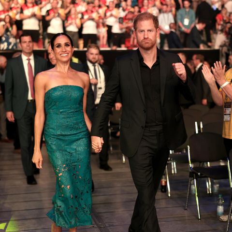 Für die Abschlusszeremonie der Invictus Games gibt Meghan noch einmal modisches Vollgas. In dem Modell "Raylene" der Marke Cult Gaia macht sie eine gute Figur. Das feine Kleid spielt mit Textur als auch Mustern und besticht mit seemossfarbener Spitze. Klassische Pumps in Beige von Aquazzura komplettieren ihren Look schlicht, sodass ihre klassische Schönheit im Fokus steht. 
