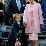 Und Prinz Gabriel freut sich riesig, seiner Mama Prinzessin Sofia die Handtasche tragen zu können. Das amüsiert auch Chris O'Neill.