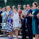 Die Familie, Freunde und Gäste des Konzerts stehen bereit, um König Carl Gustaf zu gratulieren.