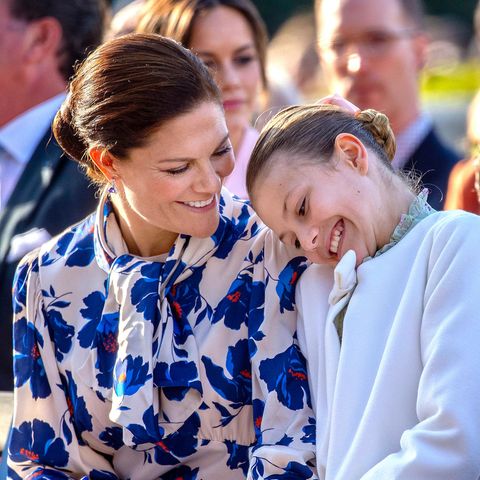 Die Stimmung beim Jubiläumskonzert für König Carl Gustaf ist bei der ganzen Familien bestens. Besonders bei Prinzessin Victoria und Tochter Estelle.