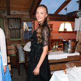 Lilly Krug zeigt sich bei der Eröffnung des Käferzelts im schwarzen Dirndl-Look. Florale Spitze wirkt edgy, Loafer machen den Look noch moderner. 