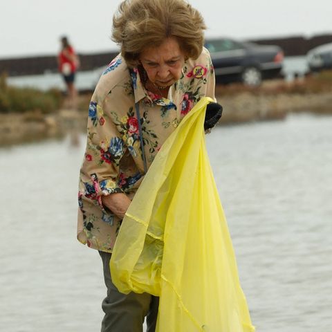 Altkönigin Sofia von Spanien reinigt den Strand.