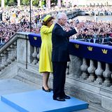 Tausende Menschen haben sich am Schloss versammelt, um einen Blick auf den Thronjubilar und seine Frau Königin Silvia zu werfen, die freundlich in die Menge winken.