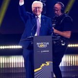 Auch Bundespräsident Frank-Walter Steinmeier hält eine umjubelte Rede.