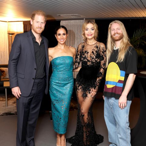 Ein gemeinsames Foto mit den Künstlern Rita Ora und Sam Ryder im Backstagebereich lassen sich Harry und Meghan natürlich auch nicht nehmen. 